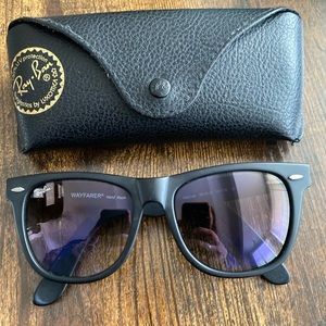Ray Ban Wayfarer sunglasses for men or women.